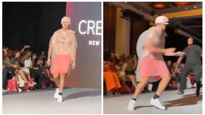 Joven en el desfile