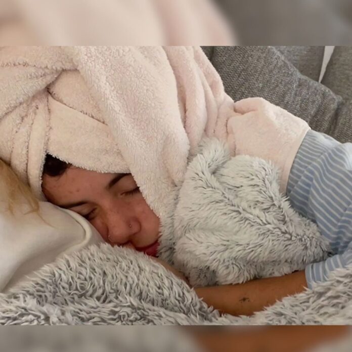 Joven Enfermera Lucha Contra el Síndrome de la Bella Durmiente